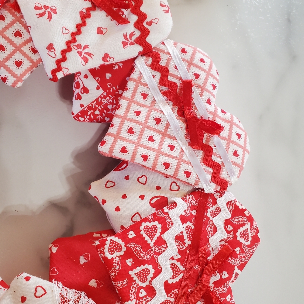 Valentine's Day Wreath & Home is Where the Heart Is figure - Picture 7 of 16